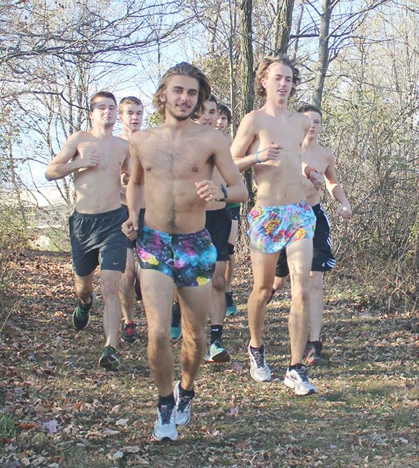 Sophomore+Kyle+Zenchak+leads+the+men%E2%80%99s+cross-country+team+during+practice+last+Tuesday.