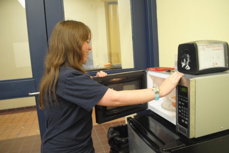 Sophomore cummuter Jen Hilvko uses the commuter lounge’s microwave to warm speghetti from home.